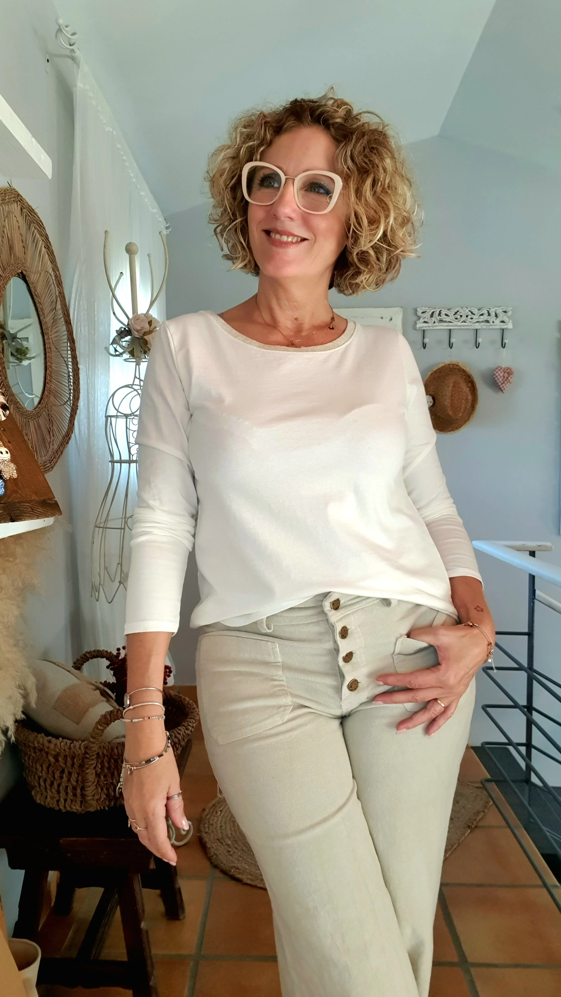 Camiseta cuello dorado