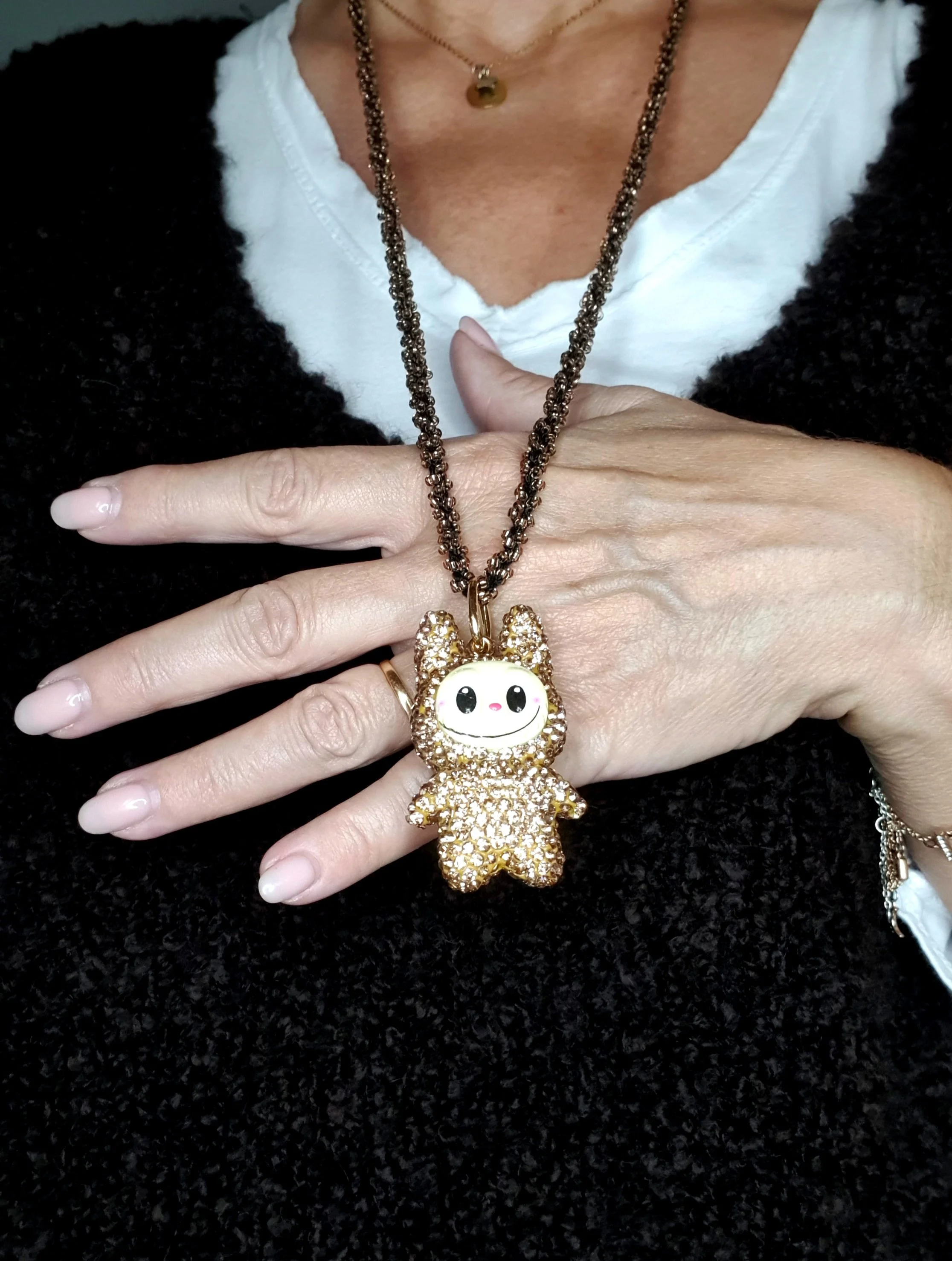 Collar Labubu dorado