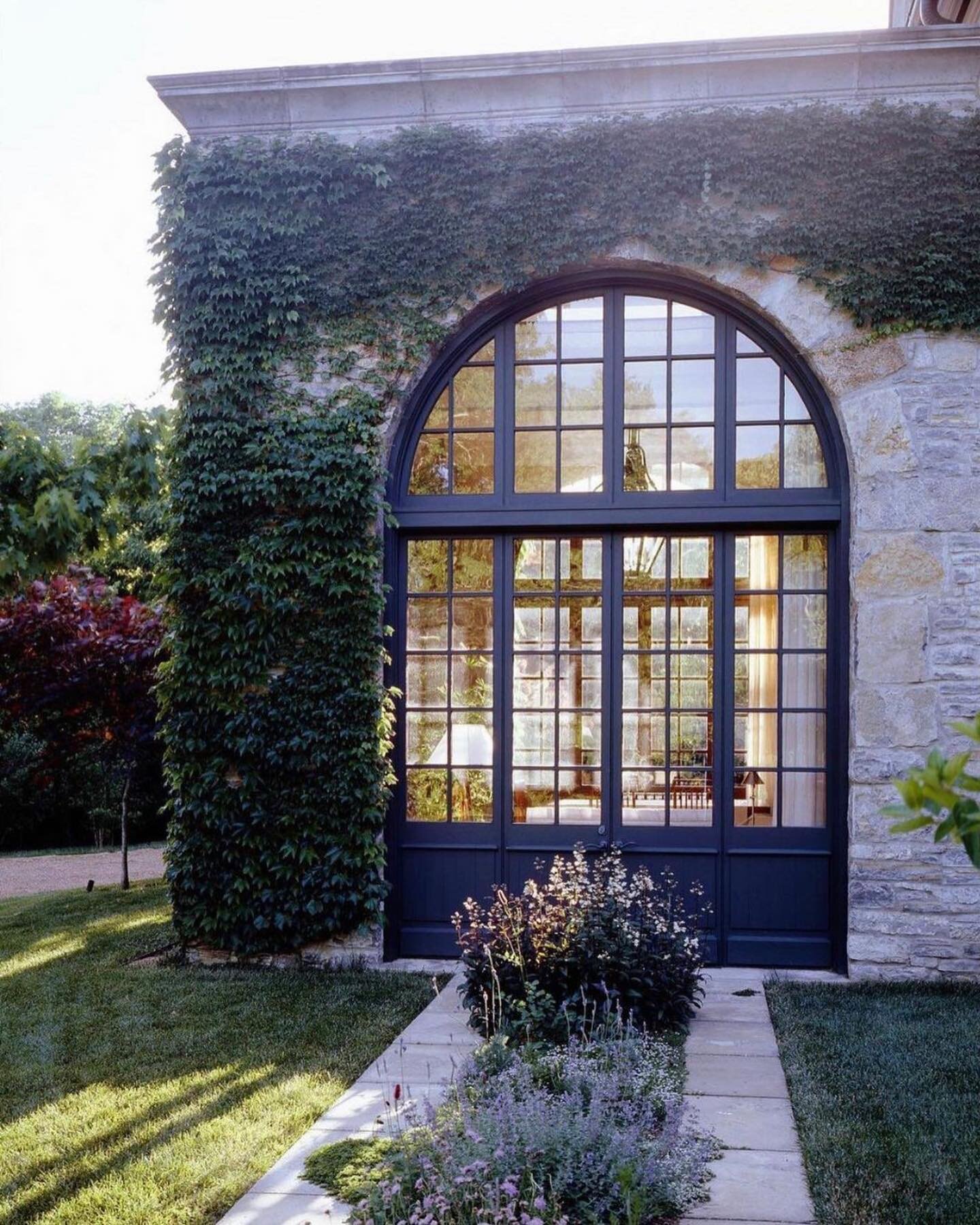 That arch and those vines...a dream come true 
Via @mcalpinehouse @riverwoodbuildingcompany