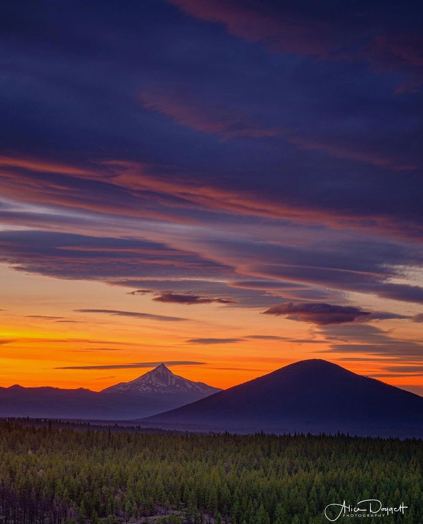 Coming off a busy weekend, it&rsquo;s always nice to take a breath and take in our epic Central Oregon sunsets, masterfully captured by @alicedoggett. 💕🏔

#sunsetvibes #photoeducation #bendphototours