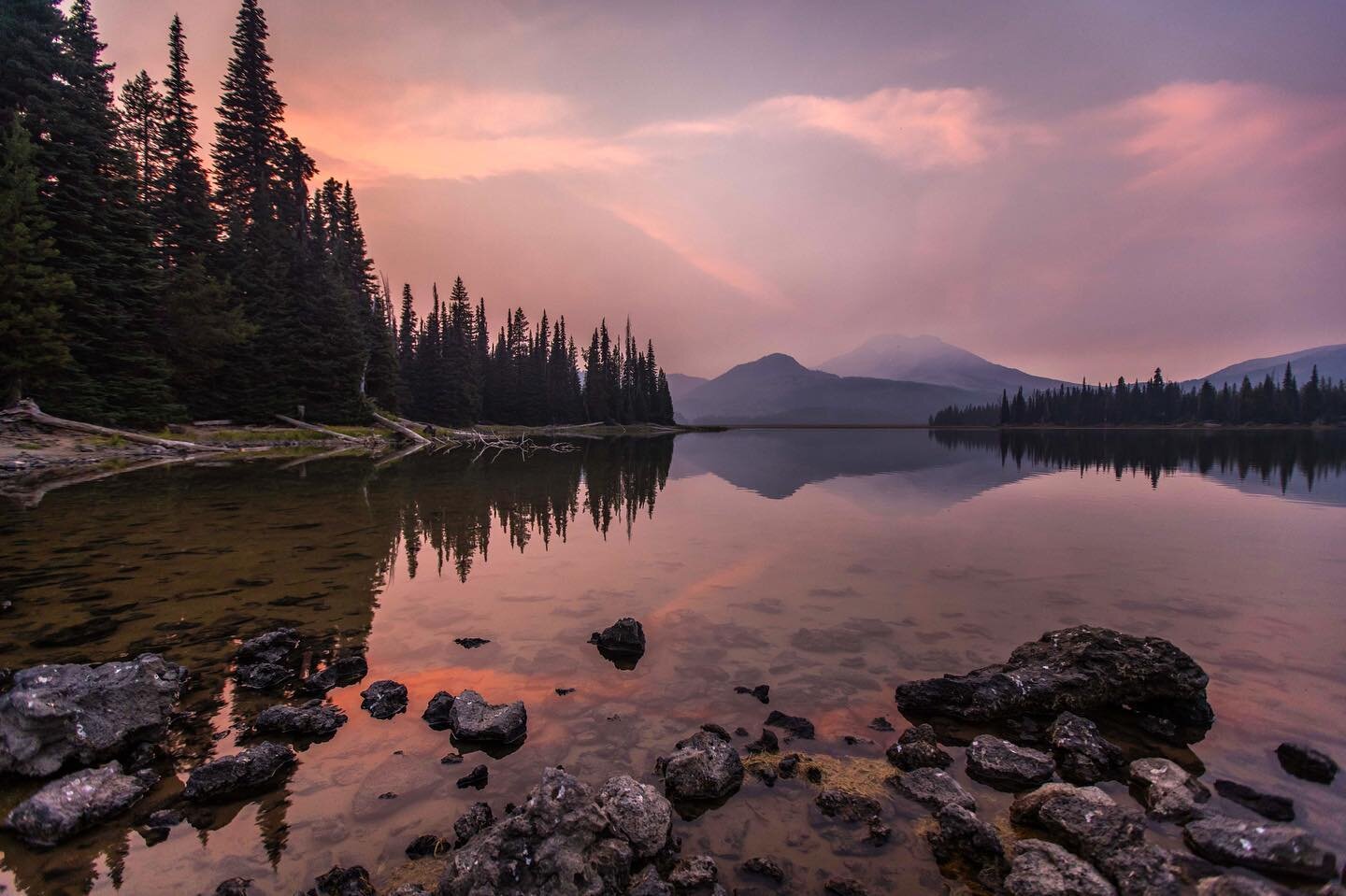 It was such a blast touring the Cascade Lakes with Claire and Karl yesterday, and when the evening ends with a sunset like this&hellip;.it&rsquo;s just the topping on the cake! 📷🏔💕

Only a couple more months to see these epic lakes before summer s