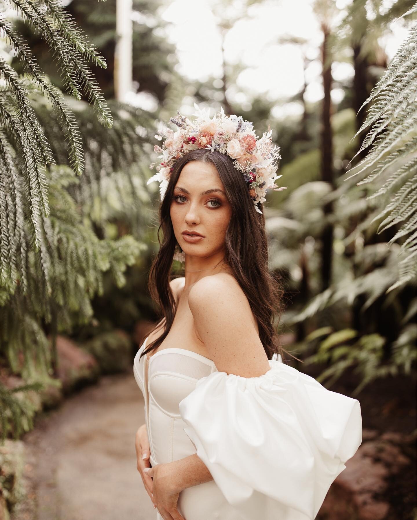 Whilst in Glasgow I tagged along with @sophiealexandriaphotography who was taking some snaps for @marciawilkesmakeup 💫 

The botanics were cosy but no where near as 🔥🔥🔥 as this look 👌

The squad who put this together:
@sophiealexandriaphotograph