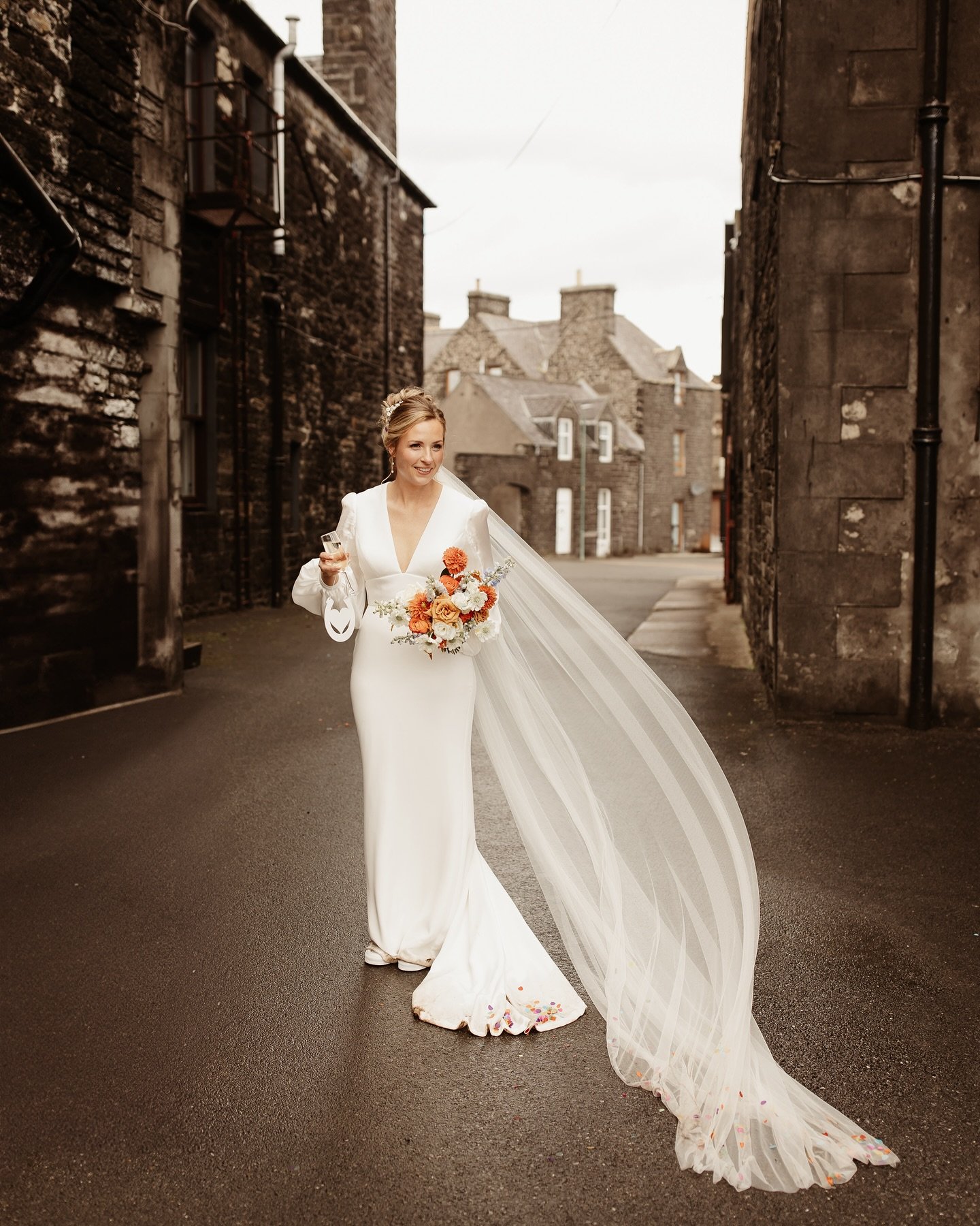 Just a moment for the dress ✨🔥 @sassiholfordbridal @ivorygracebridal 

The team:
@jadeessonphoto 
@oldpulteneymalt 
@sassiholfordbridal 
@ivorygracebridal 
@jan.sutherland.floristry 
@baked_byjemma 
@diamondskies_uk 
Helaina Rosie Hair
Susan Ross Ma
