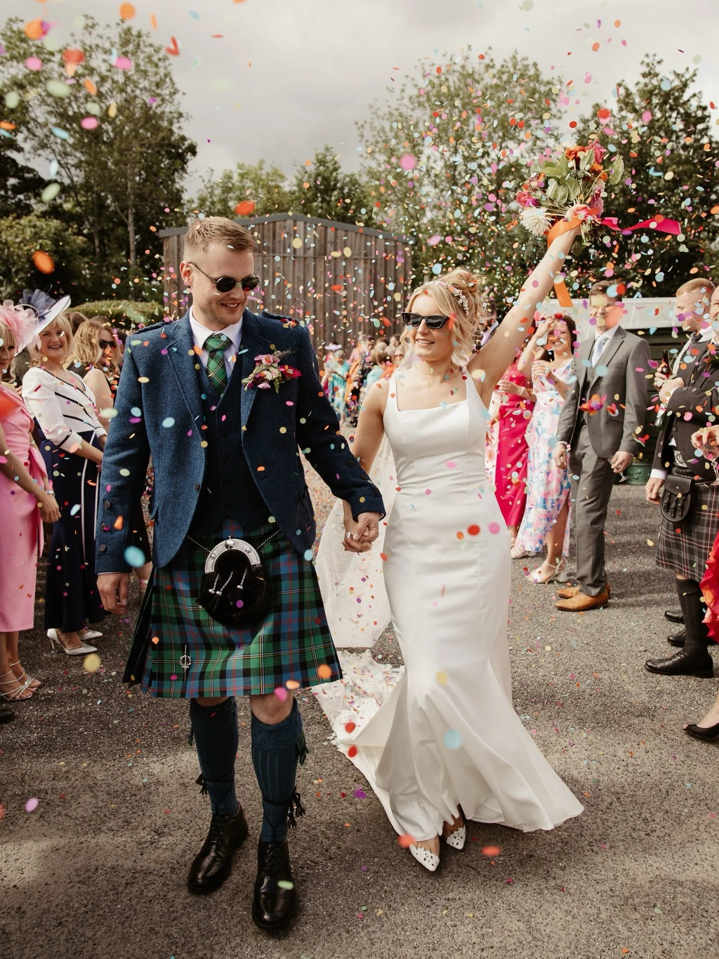 This is what happens when you give your friends bum bags filled with confetti&hellip; You get confetti&rsquo;d all day! 🤣 

I always recommend biodegradable paper circles for the best WHOOSH effect 🤭

@jadeessonphoto 
@eleanorfyfe_photography 
@fla
