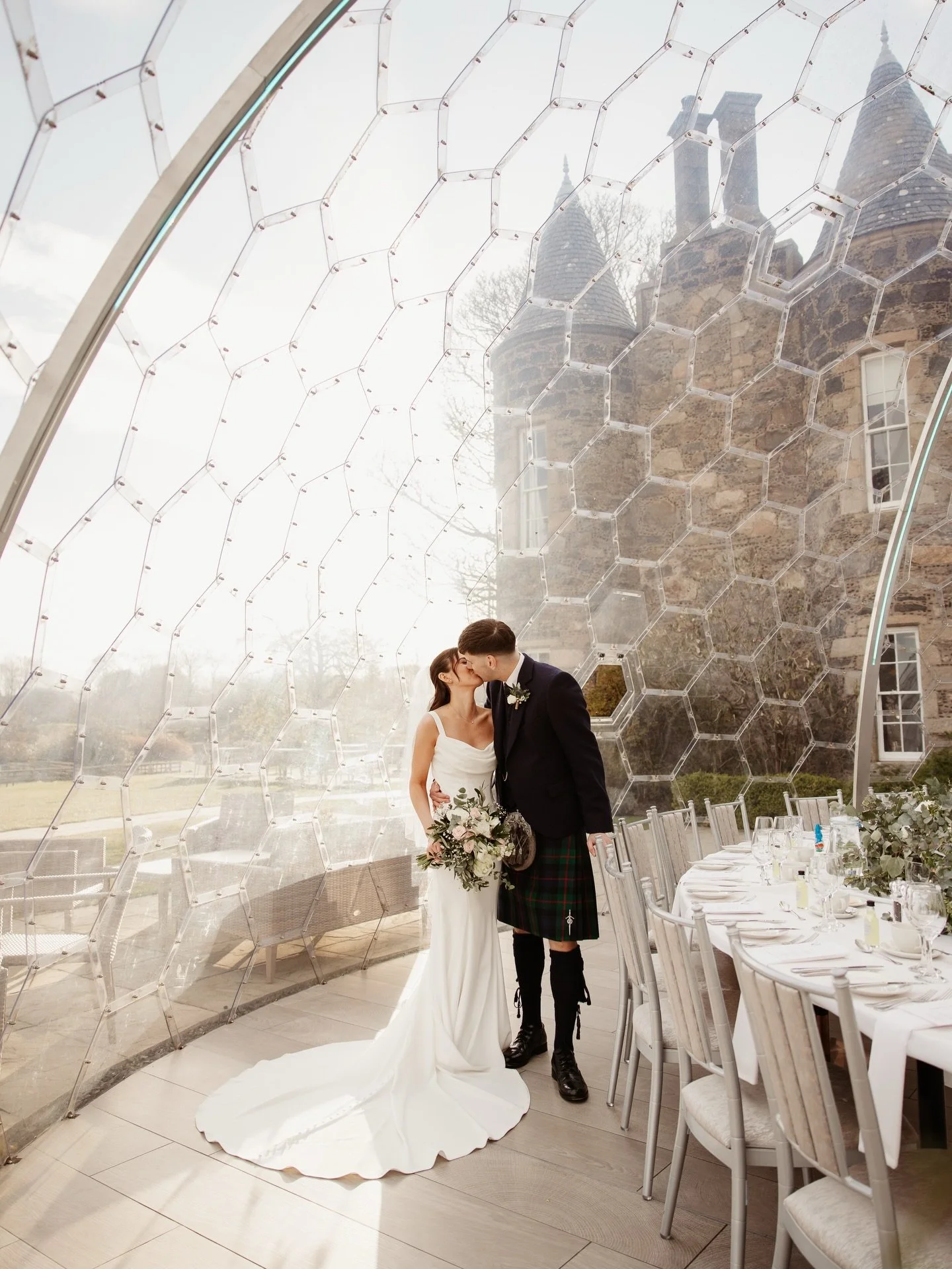 Emily + Lewis ✨ 

Back at one of my favourite venues for a gorgeous springtime wedding. ☀️ Having shot at @meldrumhouse heaps over the years, I&rsquo;m still buzzing as ever to find cute new photo spots. 

E+L&rsquo;s wedding dinner took place inside