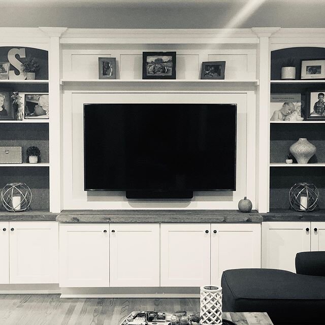 Designed custom built-ins for a family room entertainment space. Textured, woven wallpaper applied to the bookcase back panels and the custom distressed wide plank top make it one of a kind. ⁠⠀
⁠⠀
⁠⠀
⁠⠀
#builtins #bookcase #familyroom #cabinetmaking 