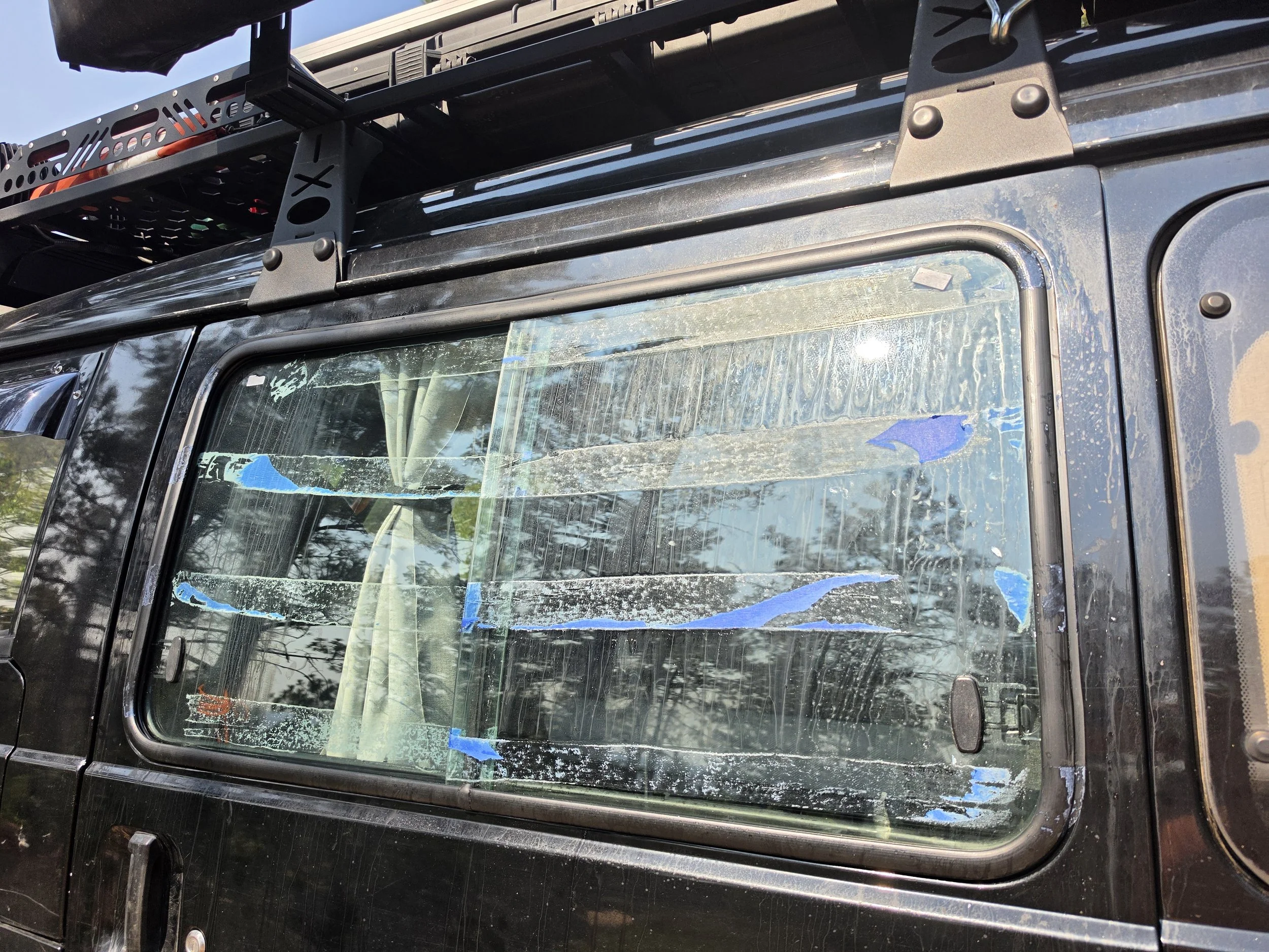 Sliding windown in the Mitsubishi Delica L300 installed on the incorrect side of the vehicle.