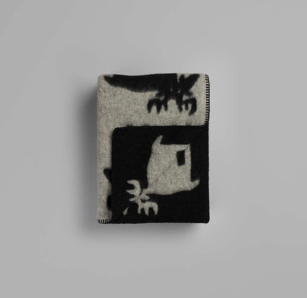 ELG_THROW_GREY-BLACK_62001_d4e4e04a52bfbdbeab5ba4d2cf1d1390.jpg