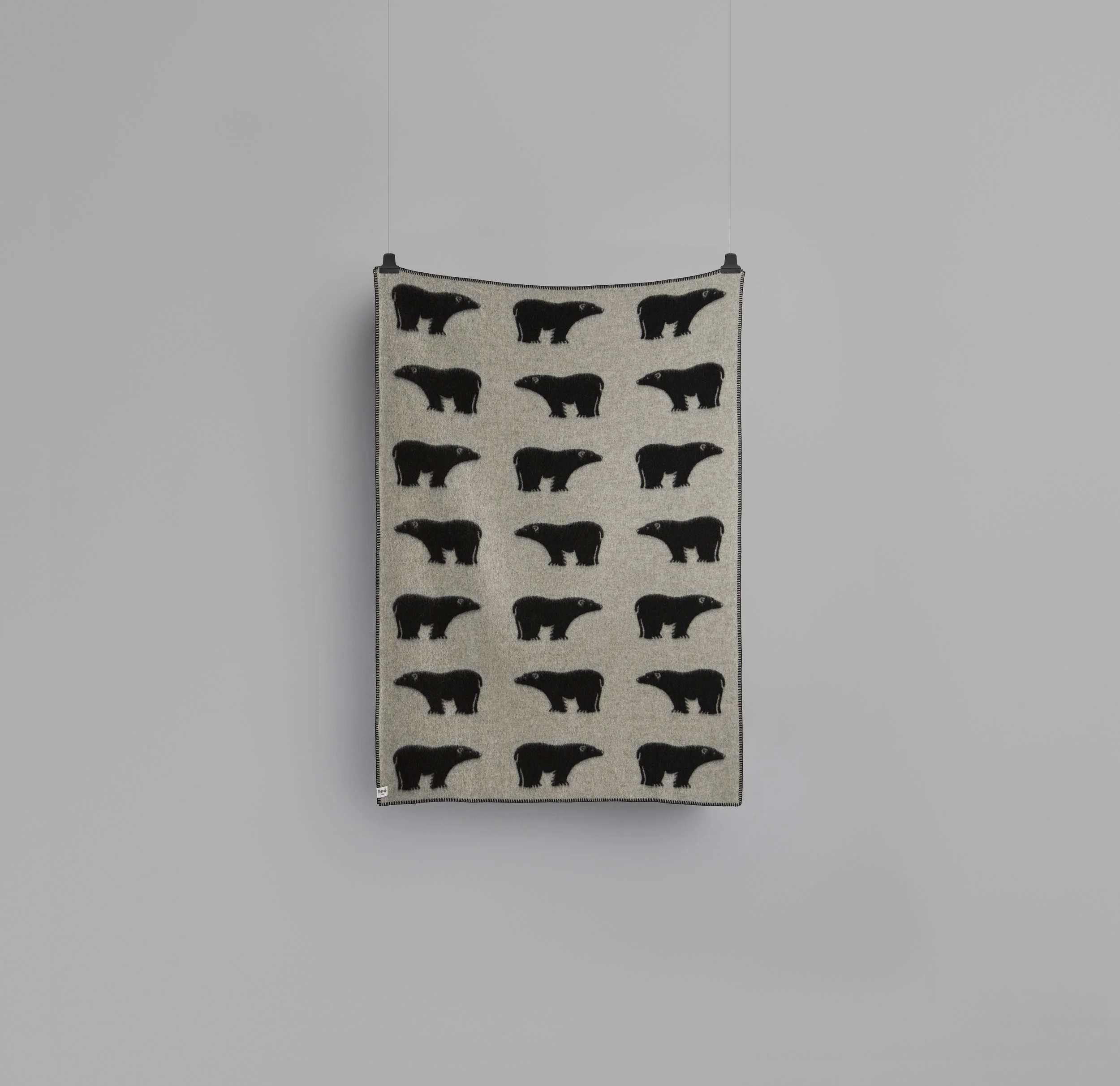 ISBJØRN_THROW_GREY-BLACK_75001_FRONT.jpg