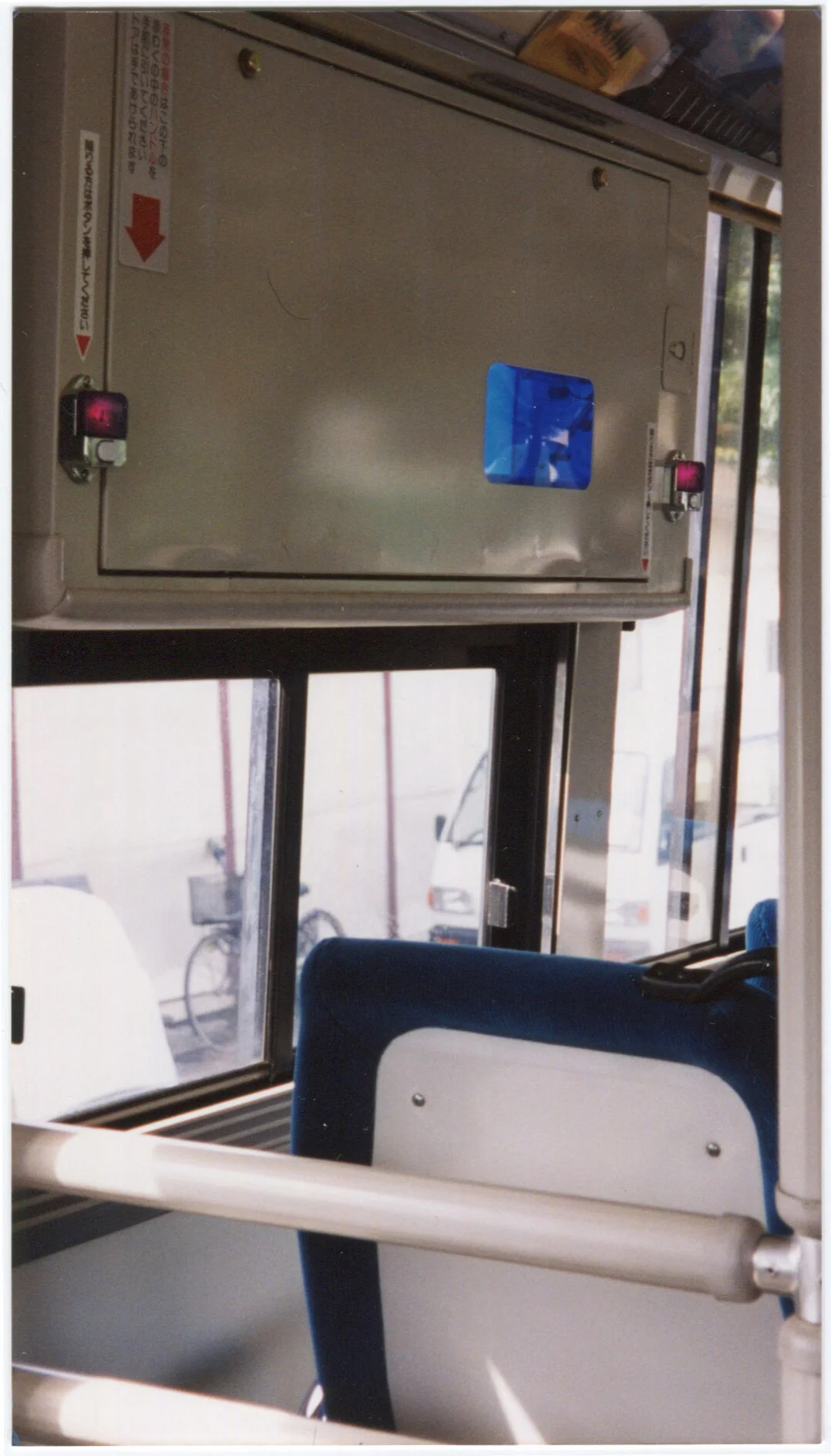 bus-bluebox_low.jpg