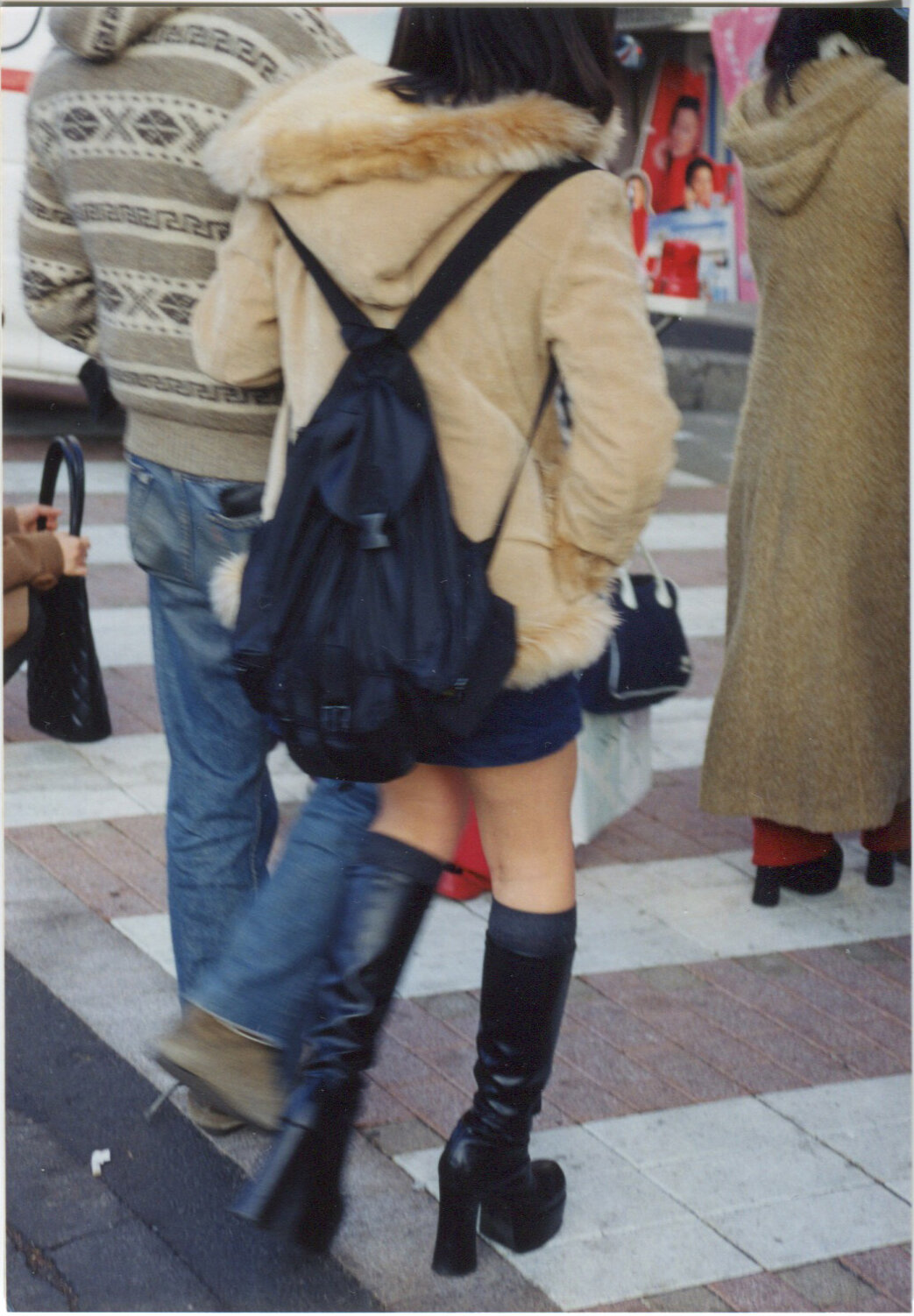 girl-beige_low.jpg