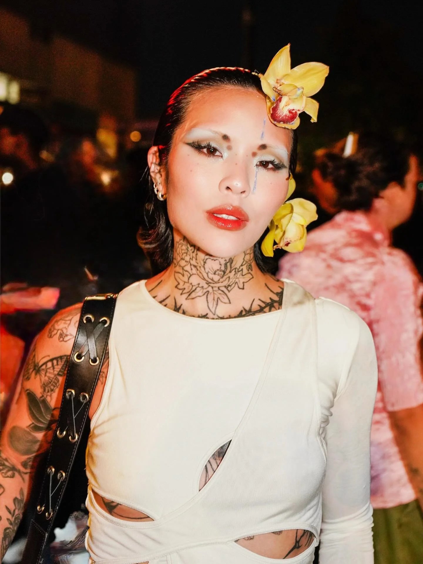 More flowers for the girls. | @meicrosoft outside of @luar | September 2025

#flowers #makeuplover #streetstyle #lilys #tattoos