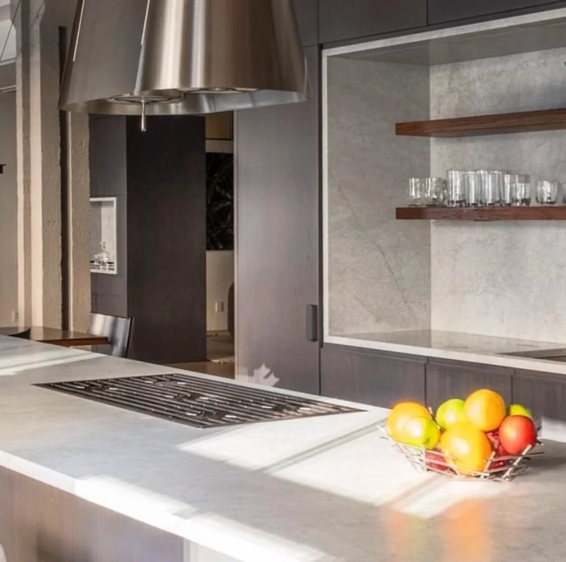 Everything looks better during magic hour, especially this custom kitchen. In collaboration with AW-PC architects.

#interiordesign #interiordesigner #interior #interiorinspo #interiordecor #design #home #homedesign