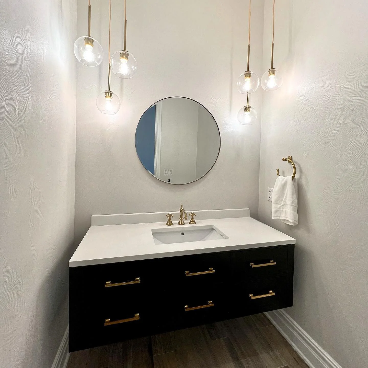 Powder rooms might be small, but they can certainly be glamorous. Snippet from a recently completed project.

#interior #homesweethome #interiorstyling #interiordesigninspo #interiordesign #interiordesigner