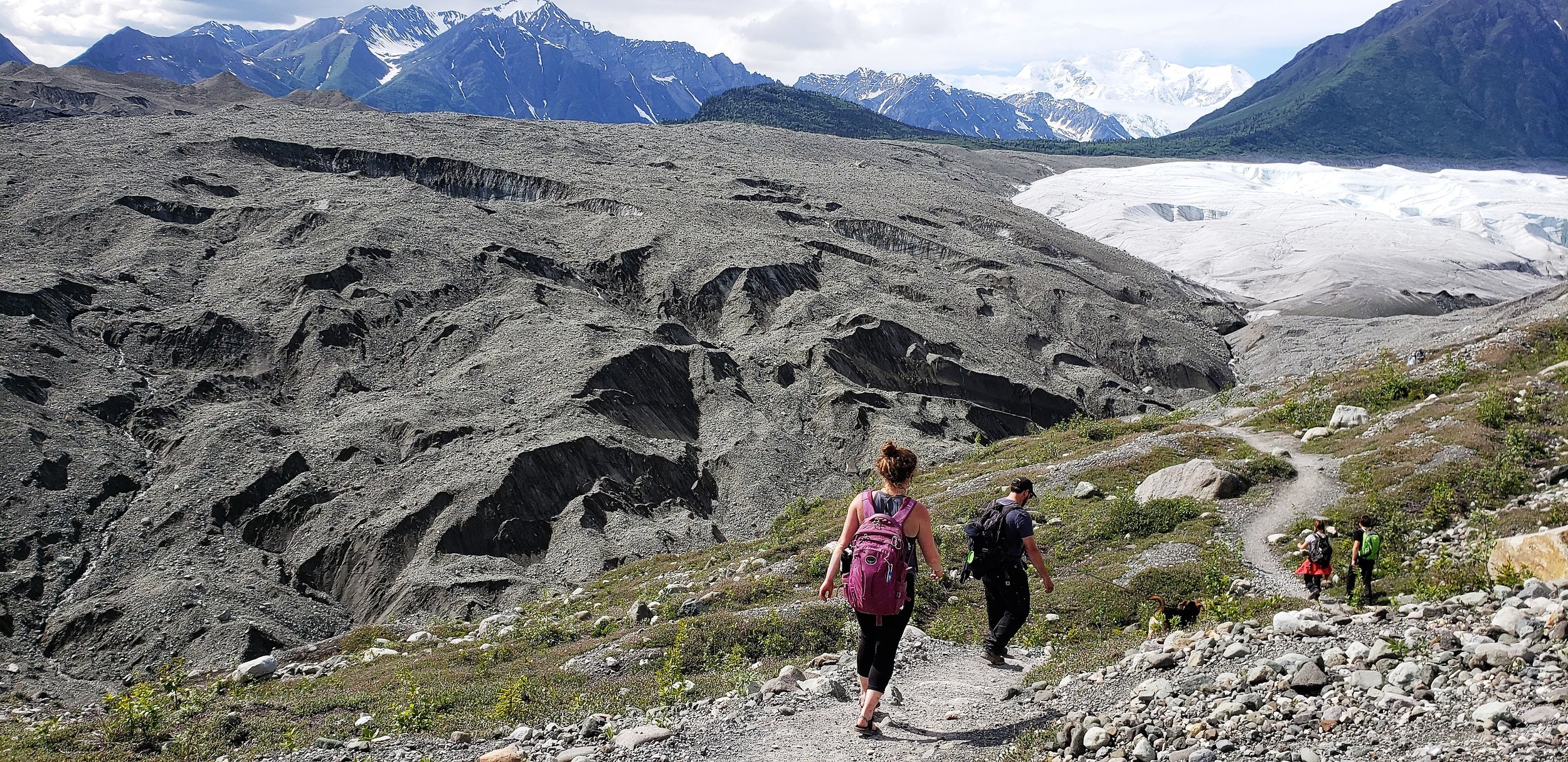  Guests hiking to the Root Glacier 