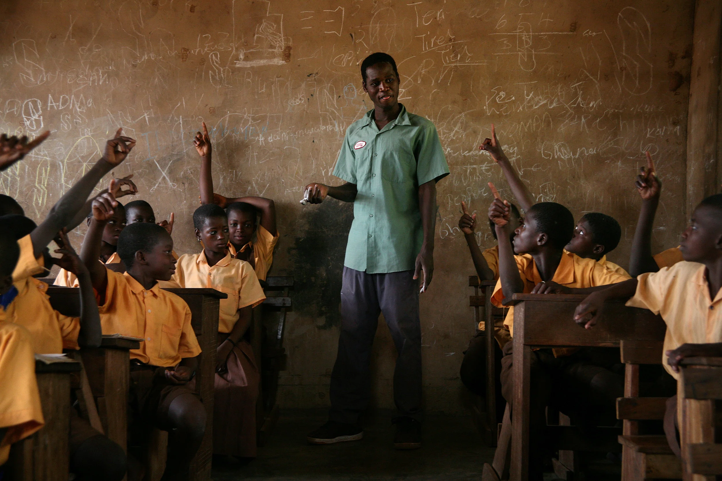 Sualey, a Ghanaian National Health Service Volunteer, quizzes children on Guinea worm prevention in the Wantugu Roman Catholic Primary School in Wantugu, Ghana on March 14, 2007.