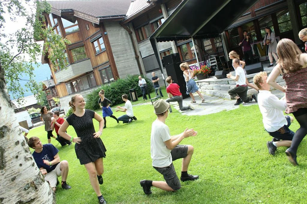 NorskFolkemuseumDansegruppe.jpg