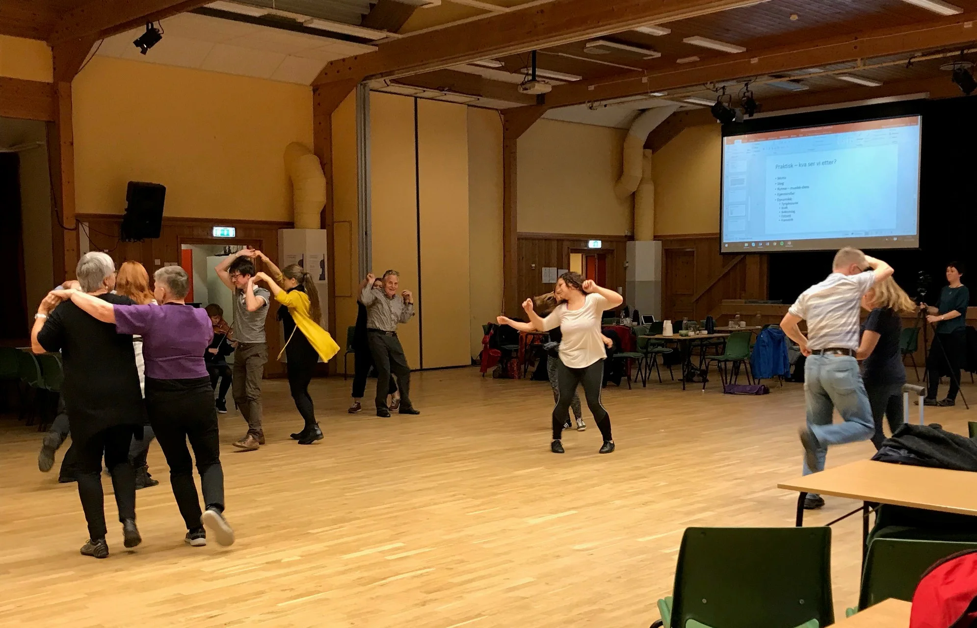 2018-10-14 Seminardeltakere på gulvet 2.jpg