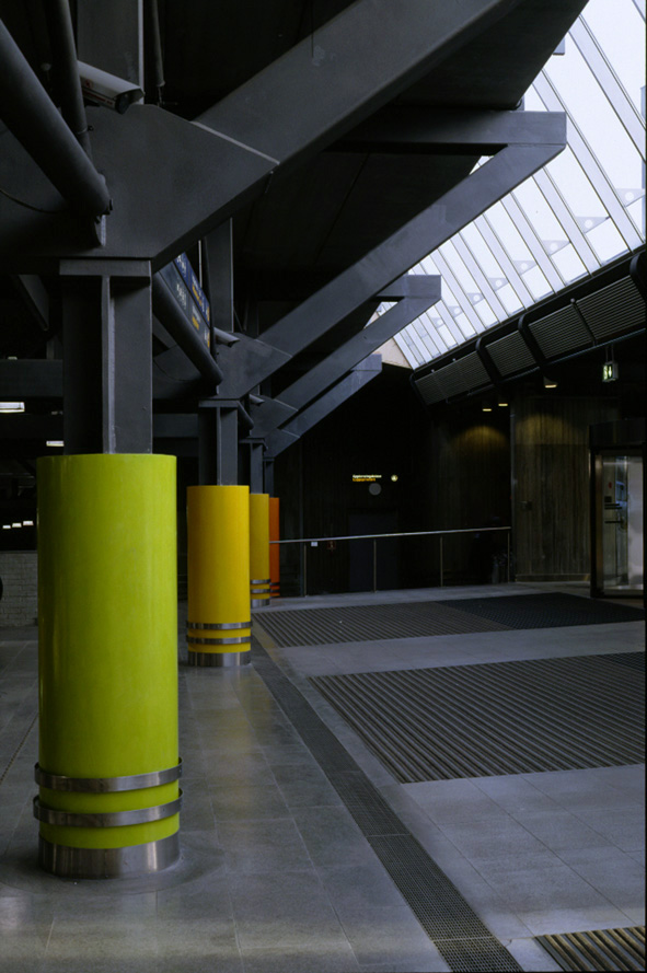  Nationaltheateret stasjon Oslo. 1998. 5 columns / Marmorino. 