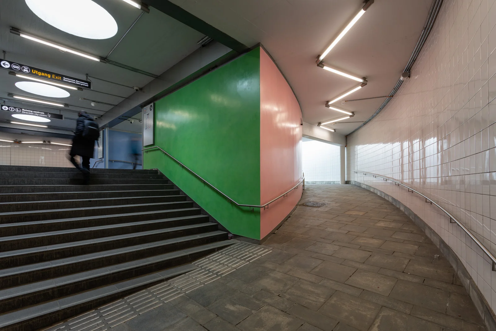 Å samle på farger.. Stucco Lustro, installed at Helsfyr Subway Station in Oslo, 2019. Commissioned by Oslo Kommune and Sporveien