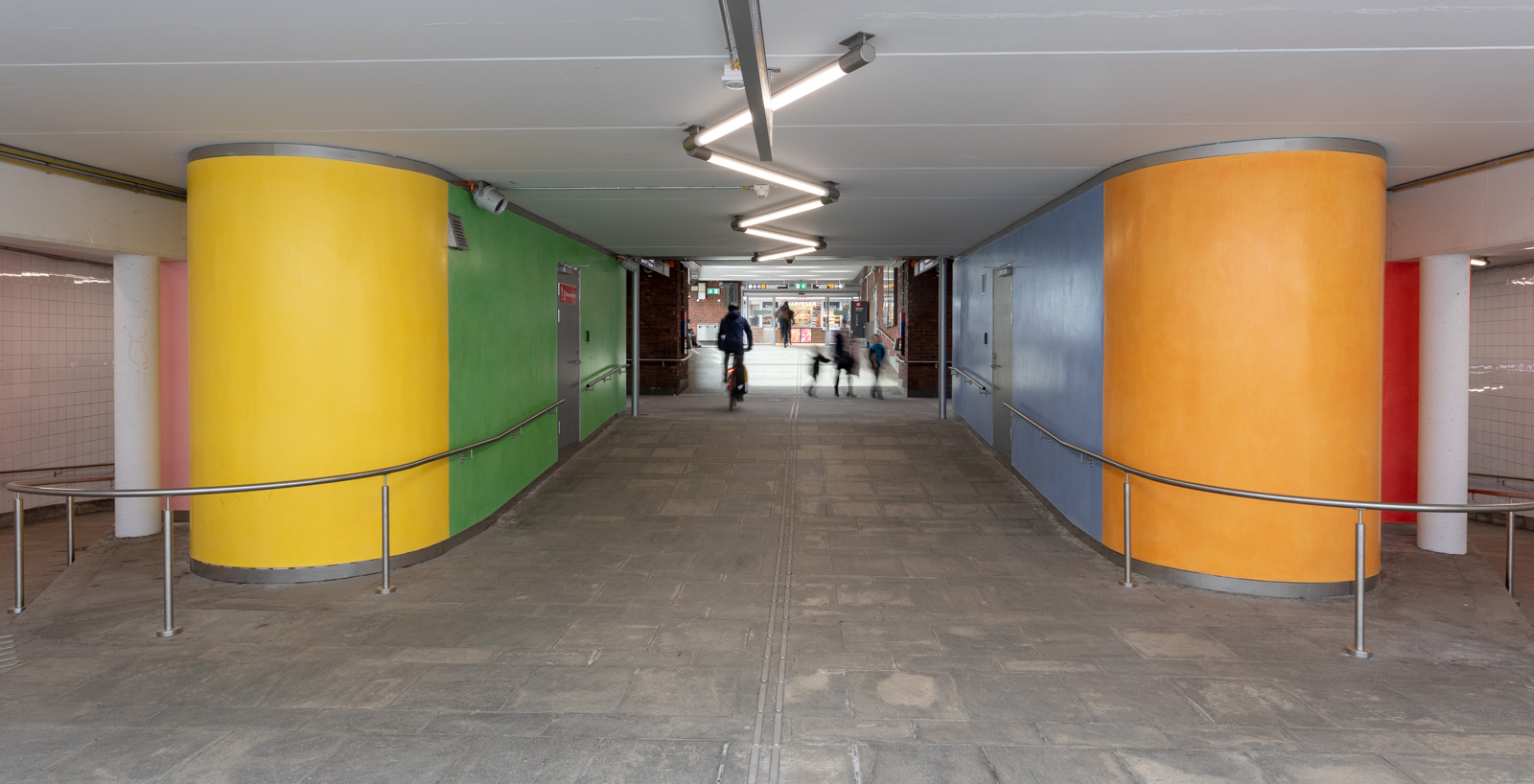   Å samle på farger..  Stucco Lustro, installed at Helsfyr Subway Station in Oslo, 2019. Commissioned by Oslo Kommune and Sporveien 