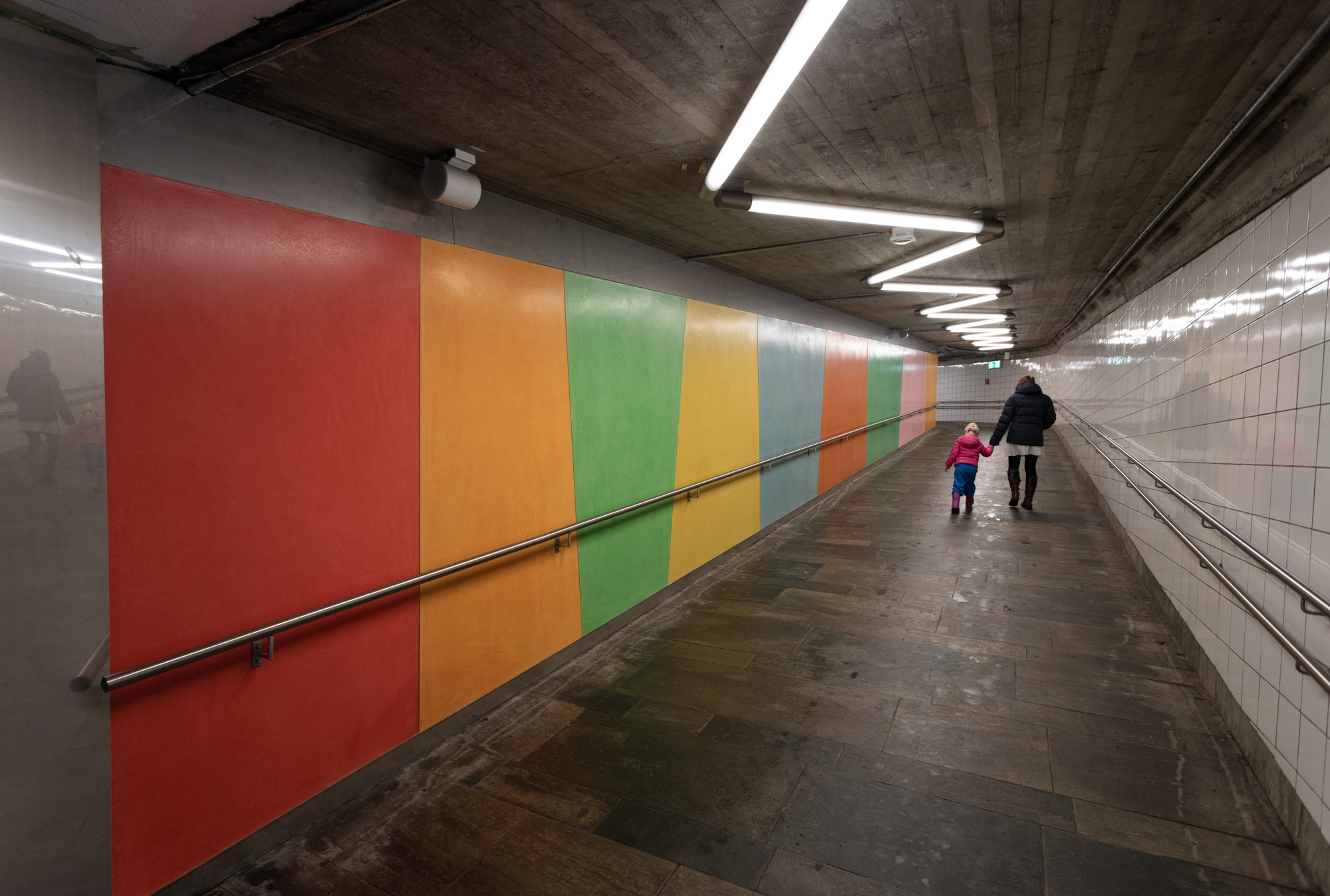   Å samle på farger..  Stucco Lustro, installed at Helsfyr Subway Station in Oslo, 2019. Commissioned by Oslo Kommune and Sporveien 