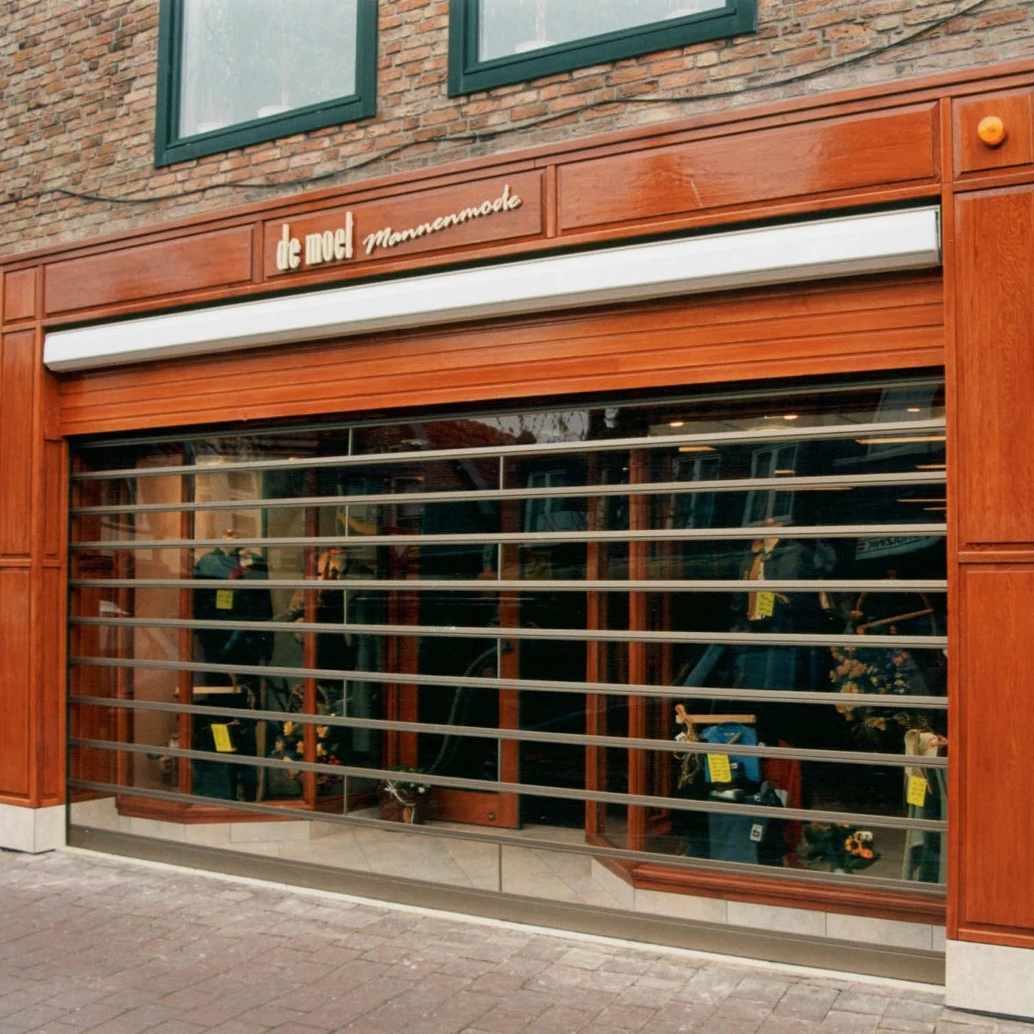 rolluik-transparant-kledingwinkel-01.jpg