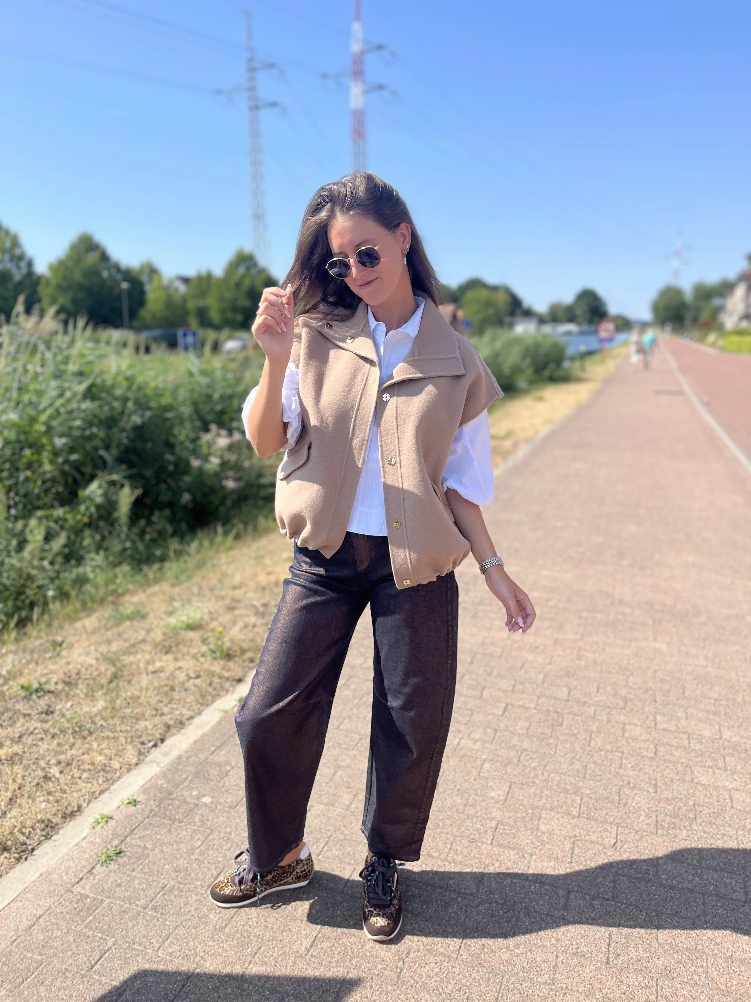 Donkerblauwe balloon jeans met beige gilet