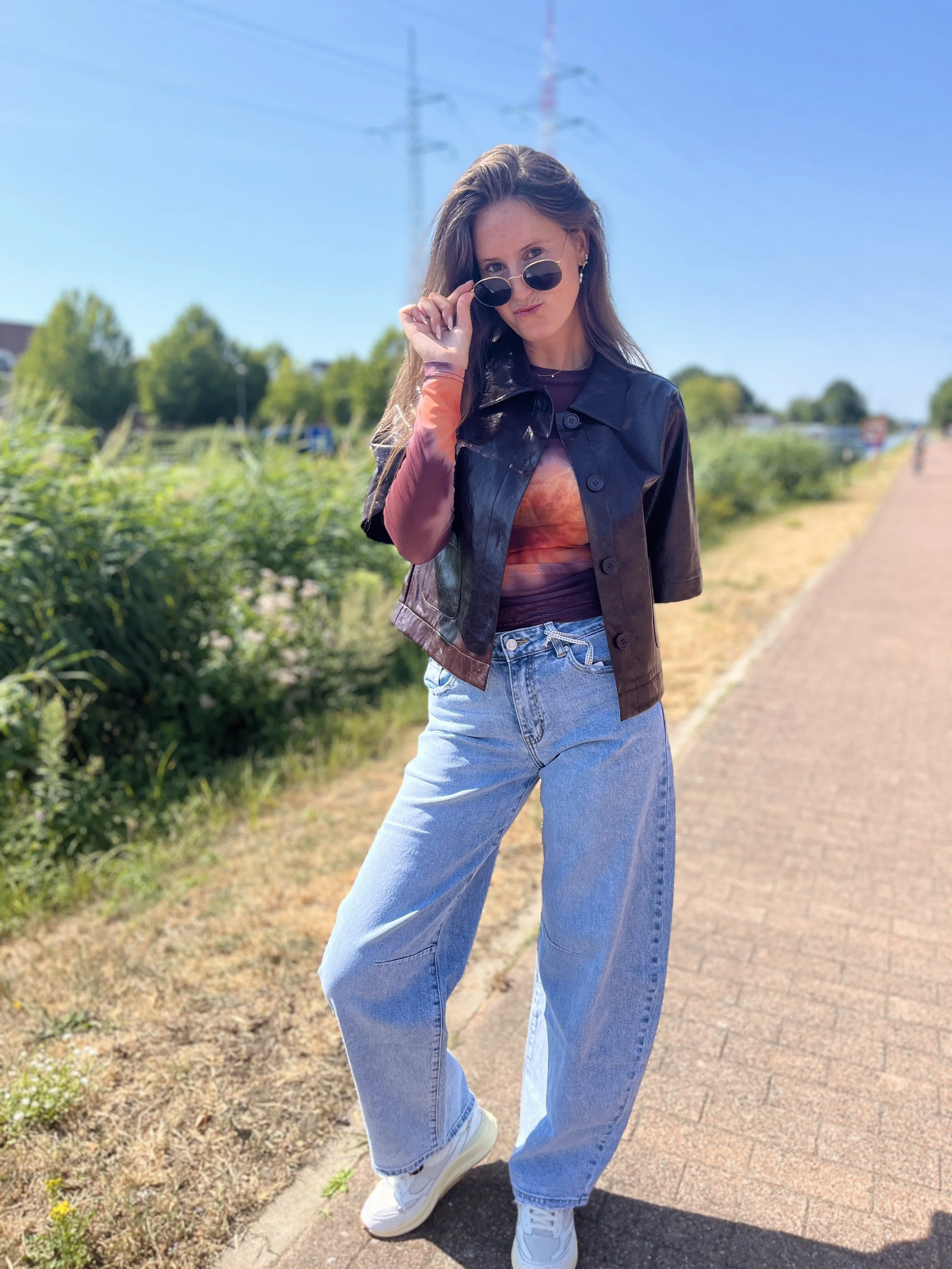 Burgundy aubergine balloon jeans met lederlook vest