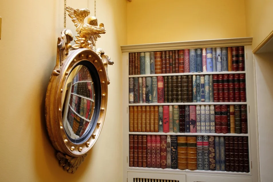 19. Aldourie Castle - Corridor to Lady Grey Room_0.jpg