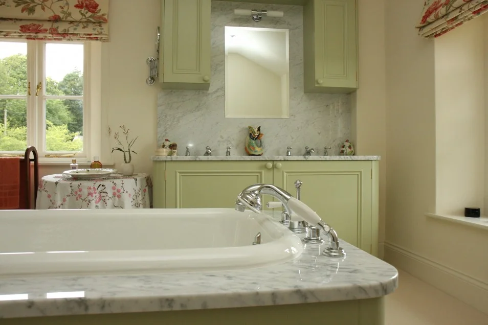 Bespoke bathroom in painted tulip wood (3)_0.jpg