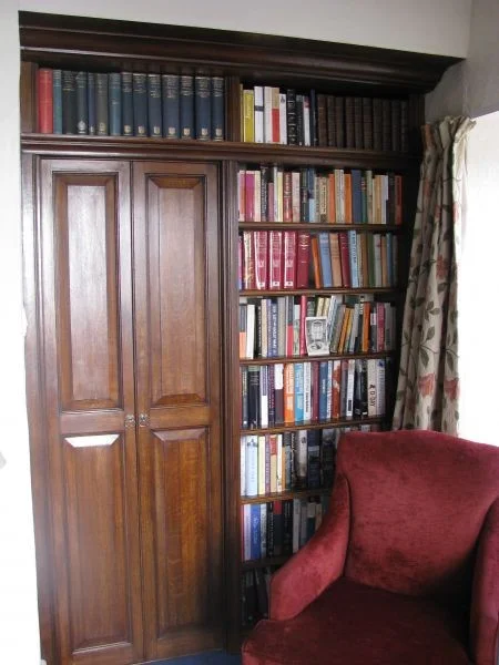Doorway-bookcase-in-oak (3).jpg