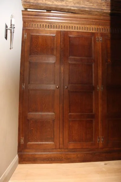 Fitted-oak-bookcase-with-carved-frieze.jpg