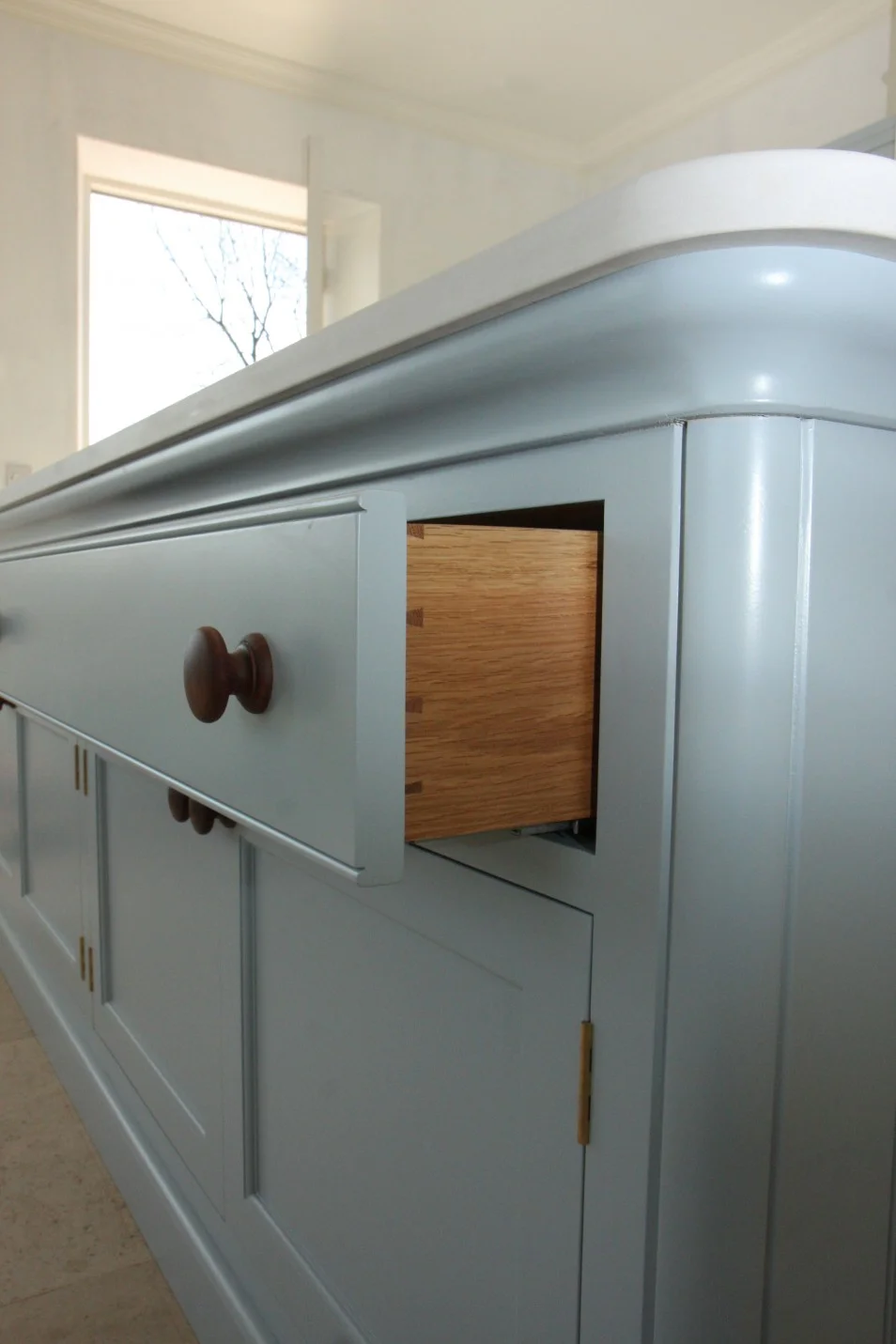 handcut-dovetails-radius-corners-oak-drawers.jpg