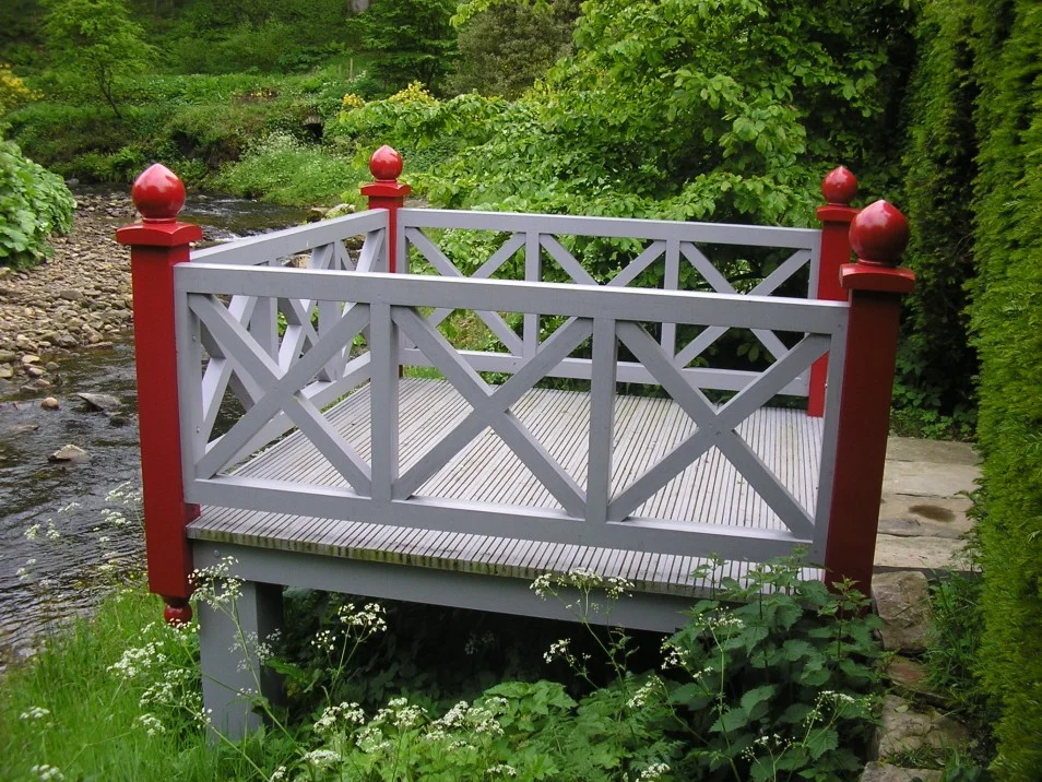 jetty-decking-in-painted-hardwood.jpg