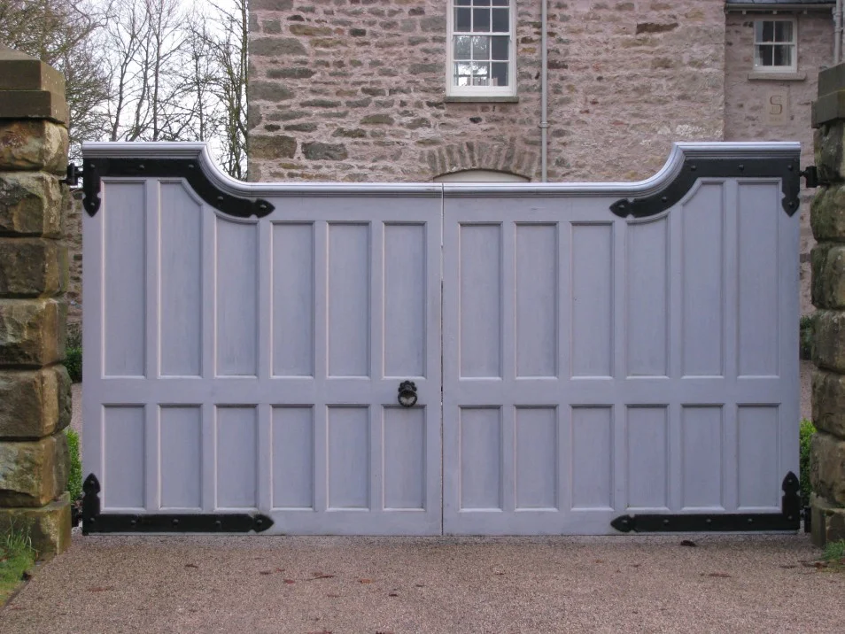 pair-of-large-gates-in-cedar.jpg