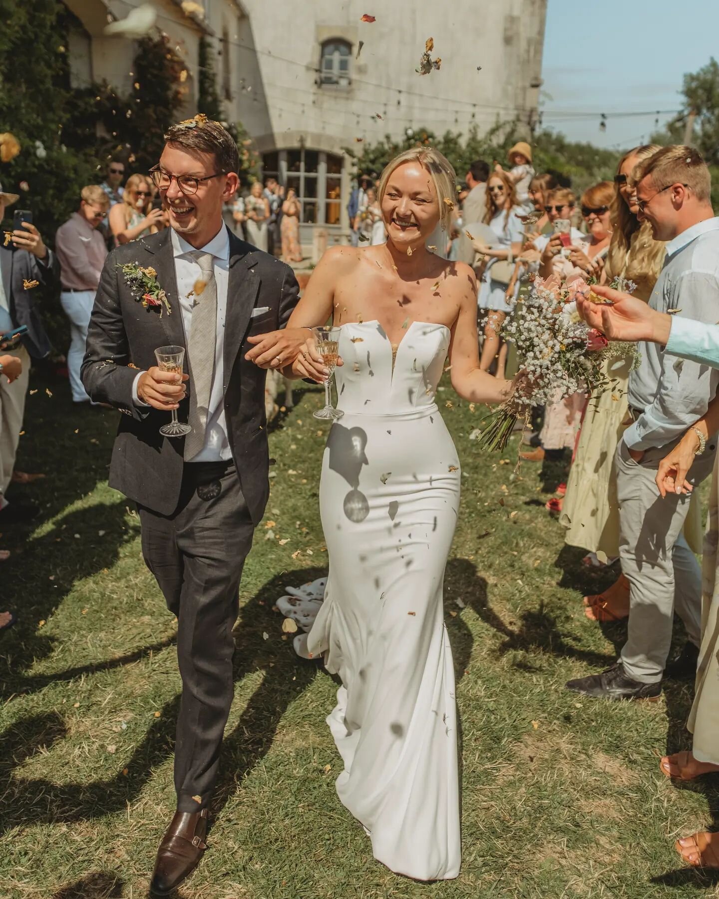 The confetti run! 🎉

Ali and Rachael at @moulindechazotte 🇫🇷
.
.
.
.
.
#franceelopementphotographer
#chateauweddingphotographer
#frenchweddingphotographer
#francewedding #frenchwedding
#destinationweddingphotography
#frenchweddingphotography
#fran