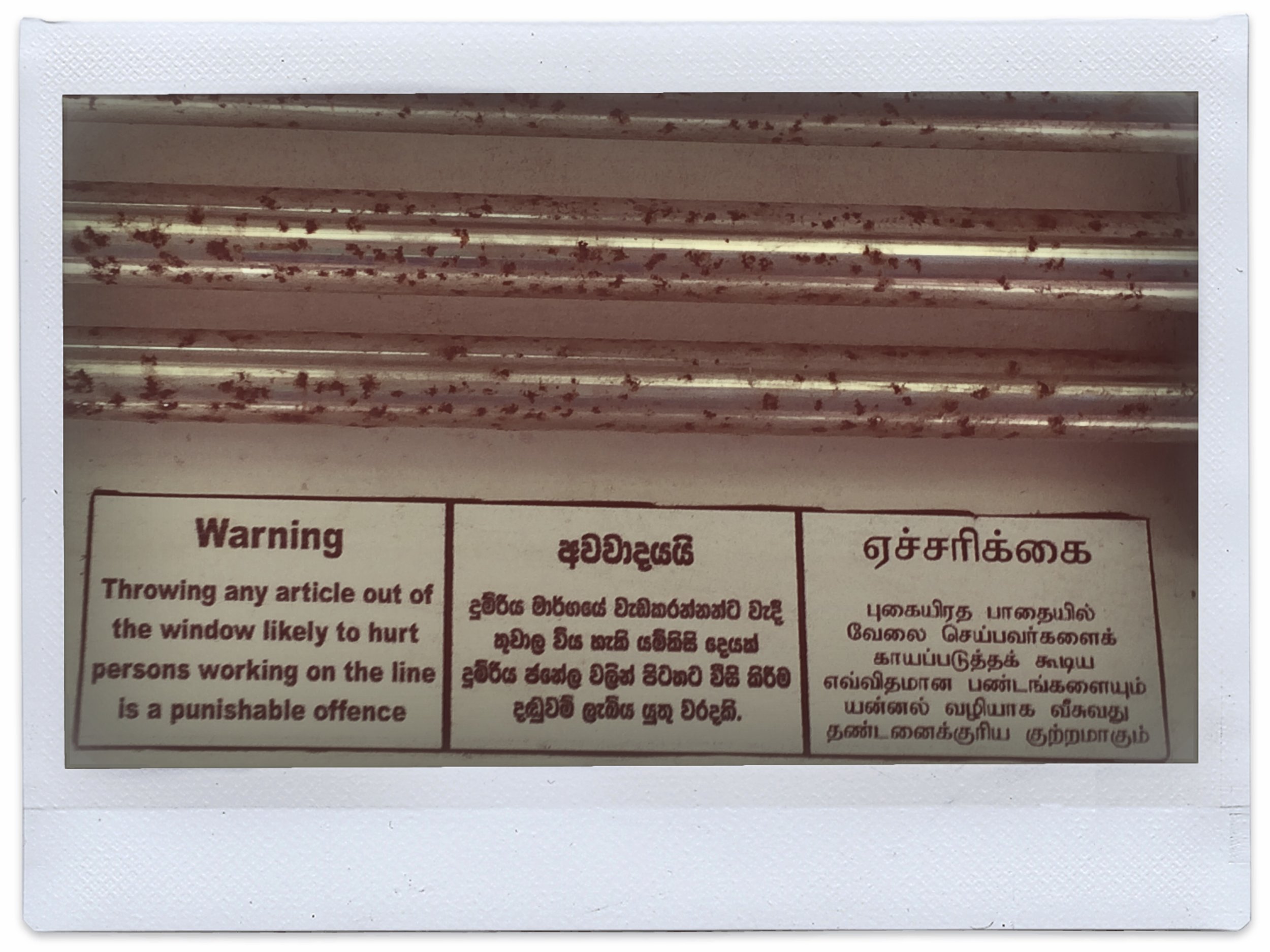 Tu peux jeter des trucs par la fenêtre du train, faut juste être non-violent.