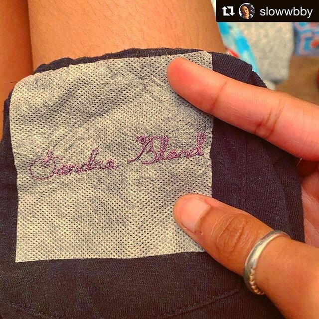 🧵This is an easy way to transfer lettering to your garment and #sewhername ✨Swipe to see a finished example 
1. write the name on a piece of thin paper (like tissue)
2. pin the paper securely to the spot where you like it
3. sew along the letters ri