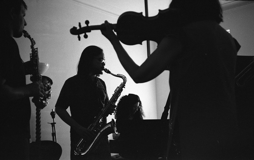 Adam Melville-curved soprano; Will Jhun-tenor; Carol Liebowitz-piano; Eva Lindal-violin; Daniel ­Carter (trumpet), not shown; August 20, 2014.