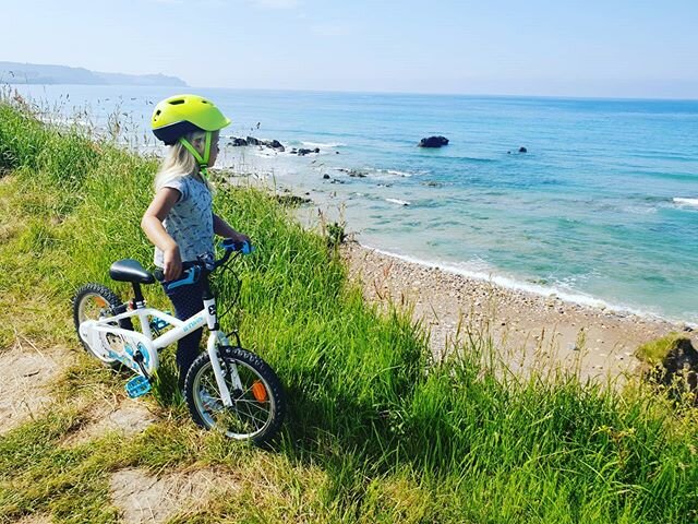 Al alojarte en nuestras casas, no solamente podr&aacute;s disfrutar de la paz y tranquilidad de un pueblo asturiano. Gracias a la cercan&iacute;a del mar, tambi&eacute;n podr&aacute;s recorrer la costa en bicicleta con tu familia. Y para terminar el 