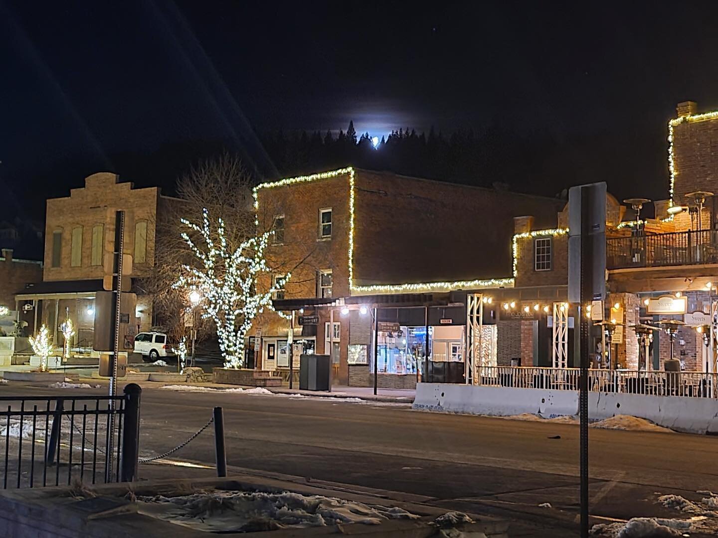 Goodnight Downtown Truckee

Thanks for the photo: @weedmanonwheels420