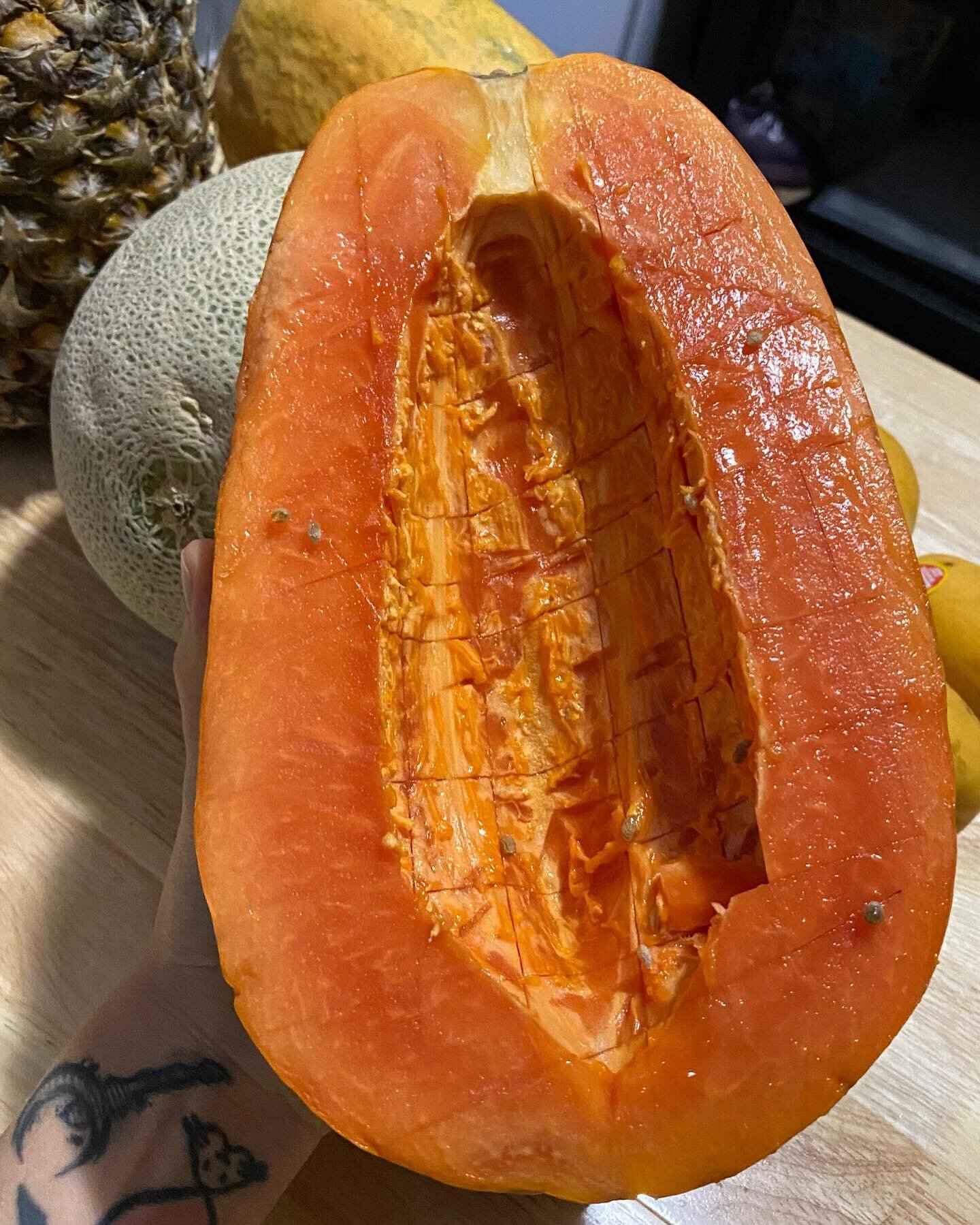 A whole week of giant papayas 🌞 gratitude 
Thank you @tropicalfruitboxusa 

#papaya #frugivore #fruitarian #electricfoods #h3o #fruit #fruitporn #fruity