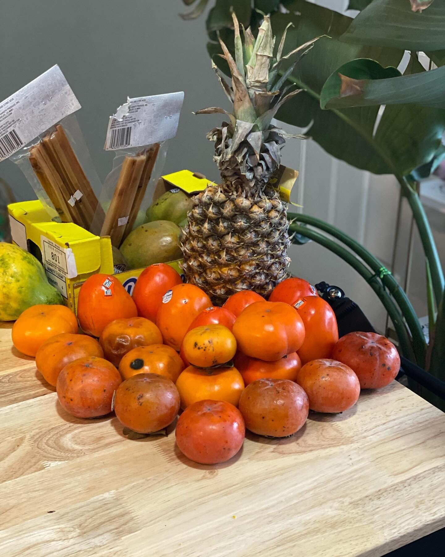 Persimmon Party 🍍🌞

#persimmon #pineapple #papaya #frugivore #fruity #fruitarian #winterfruits