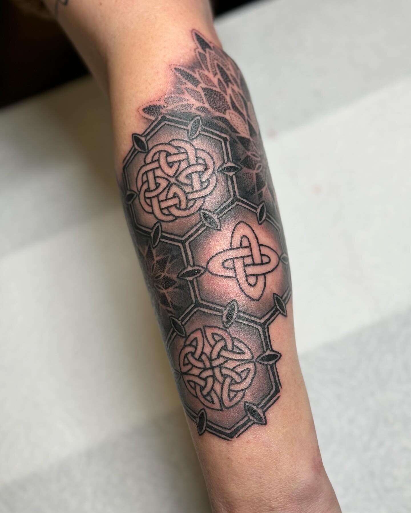 A great start to a new sleeve . Thank you for traveling from Washington and trusting me to do this project Lisa ! 

#geoemtry #celtic #geometrictattooartist #sacredgeometry #ornamental #darkornaments #keishanicoletattoo #keishanicolenouveau #mandala 