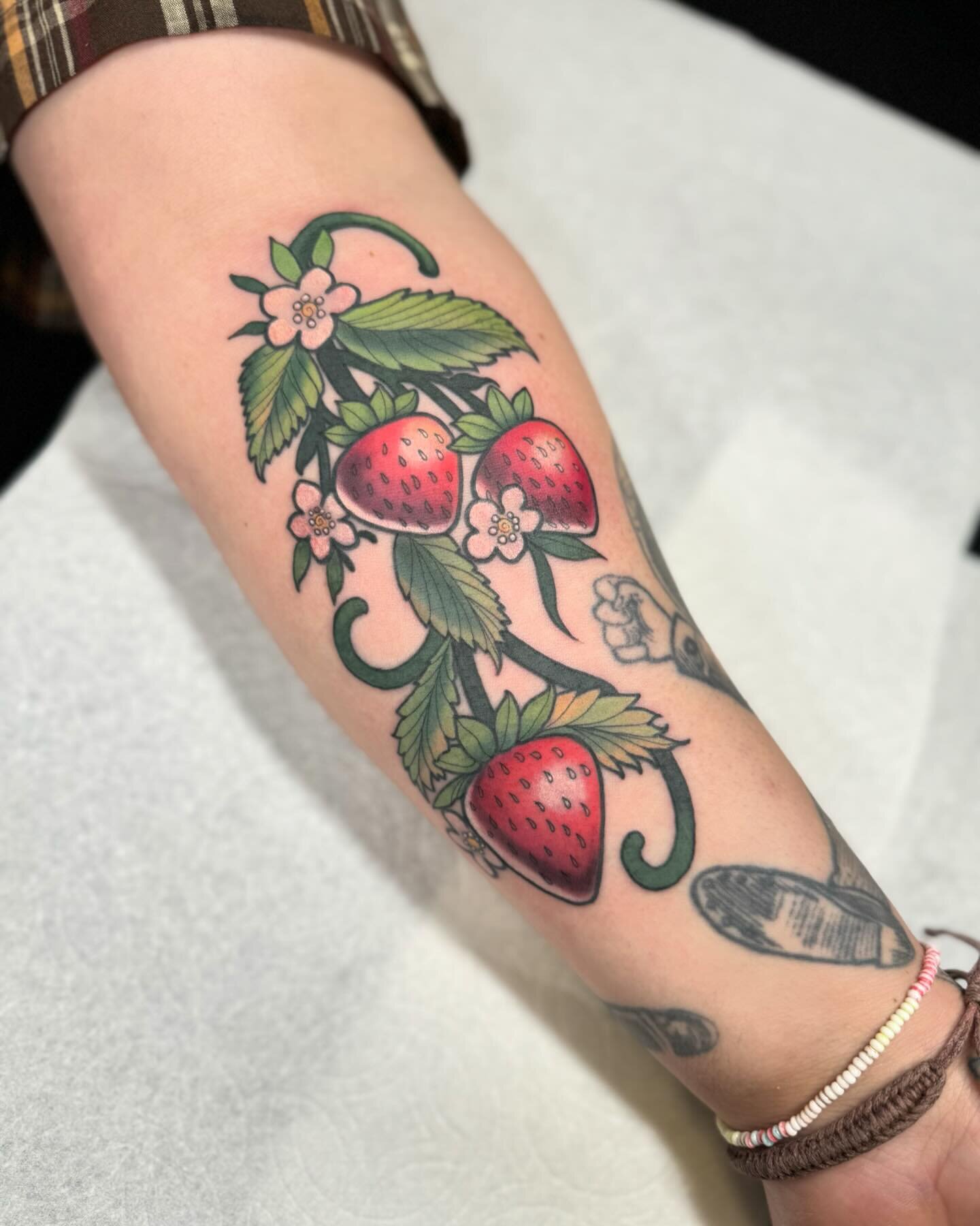 Some fresh stroobs 🍓
&bull;
&bull;
&bull;
&bull;
&bull;
#strawberry #strawberrytattoo #keishanicoletattoo #neotraditional #neotraditionaltattoo #neotradsub #neoartnouveau #keishanicolenouveau #bendoregon #stroobs #memorial #monolithtattoostudio