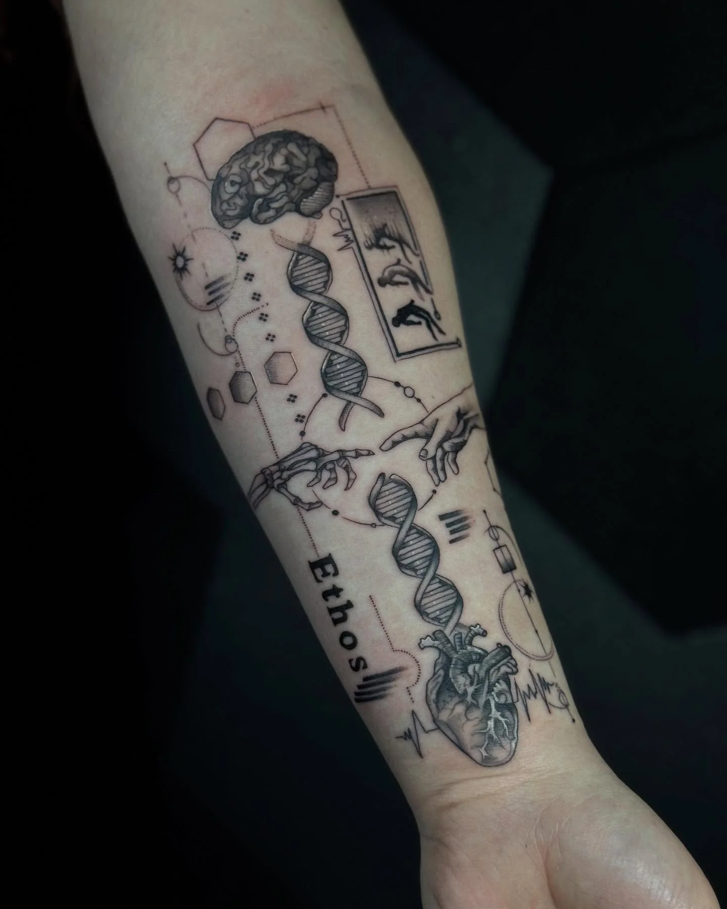 Heart and brain connection and the struggle and contrast of life and death 🪦🗡️
&bull;
&bull;
&bull;
#microrealism #microtattoo #blackandgrey #realism #geometric #minimalisticgeometric #minimalistic #minimalistictattoo #keishanicolenouveau #keishani