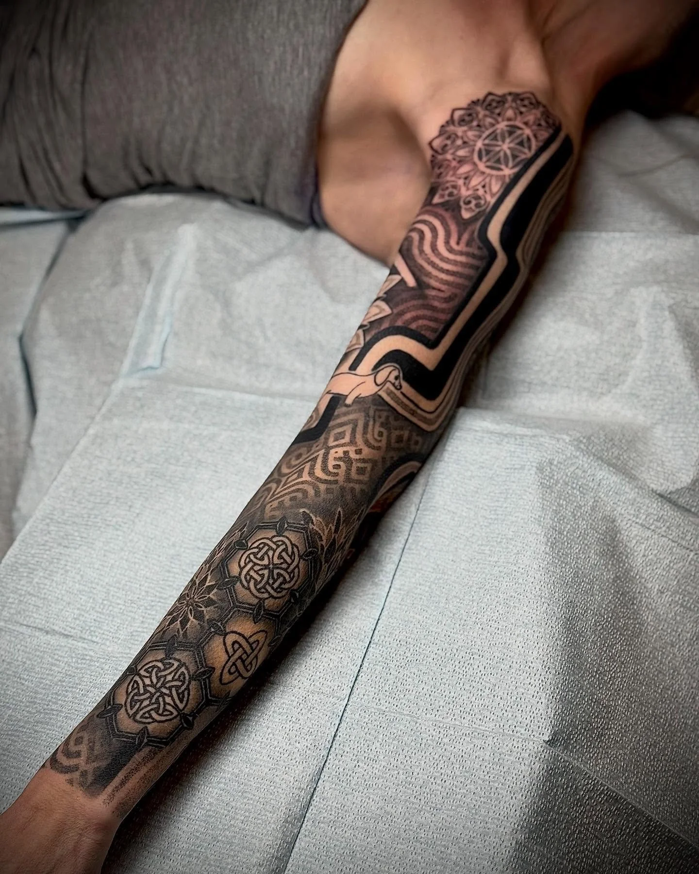 Lisa&rsquo;s finished sleeve - so dedicated 🗡️ all healed exept Pit/ Mandala . Some freehand , some pattern work - all made with magick 🪄
I&rsquo;d love to focus on a a few new large projects, so please consult with me :) I am taking bookings May a