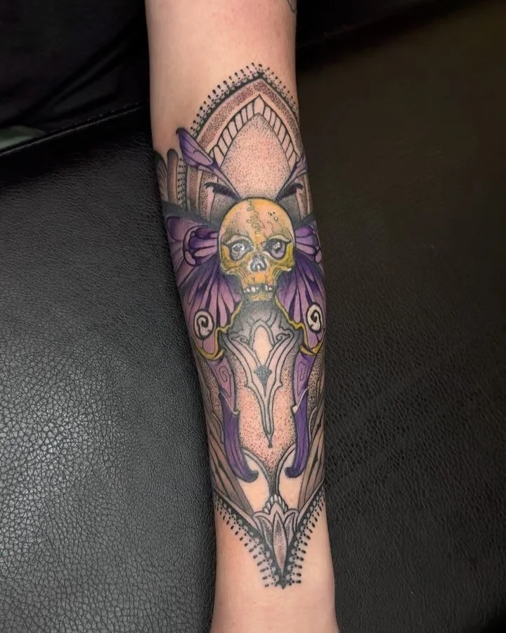 I am so thrilled about this death head ornamental moth - a lovely addition to the upper arm Flash design Carmen snagged previously. Stay tuned - we will be making this a sleeve 🌙
&bull;
&bull;
&bull;
&bull;
#deathheadmoth #deathhead #moth #mothtatto