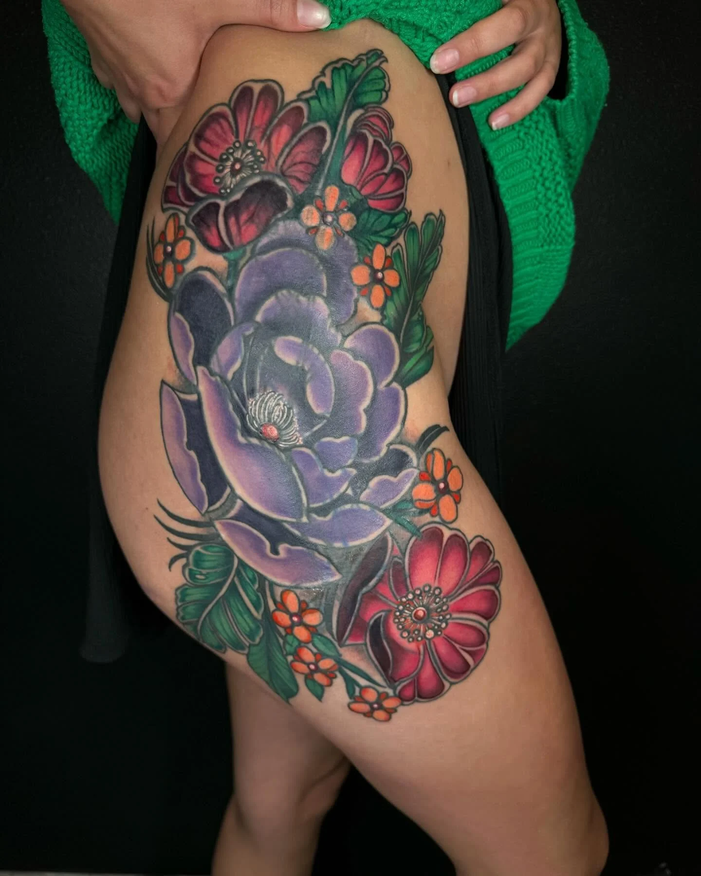 Thank you Marcella for your trust in covering this side piece . The original actually has a lot of blue in the linework . Swipe to see what&rsquo;s under the floral piece ✨ This took 3 sittings of 4 hours 
&bull;
&bull;
&bull;
&bull;
#coverup #coveru